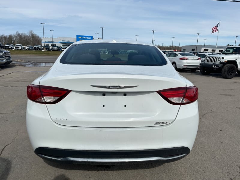 Chrysler 200 2015 price $8,225