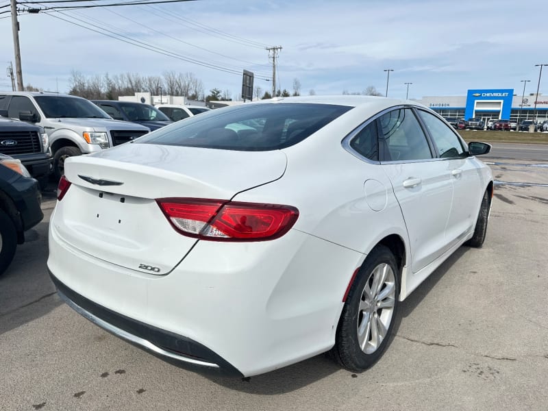 Chrysler 200 2015 price $8,225