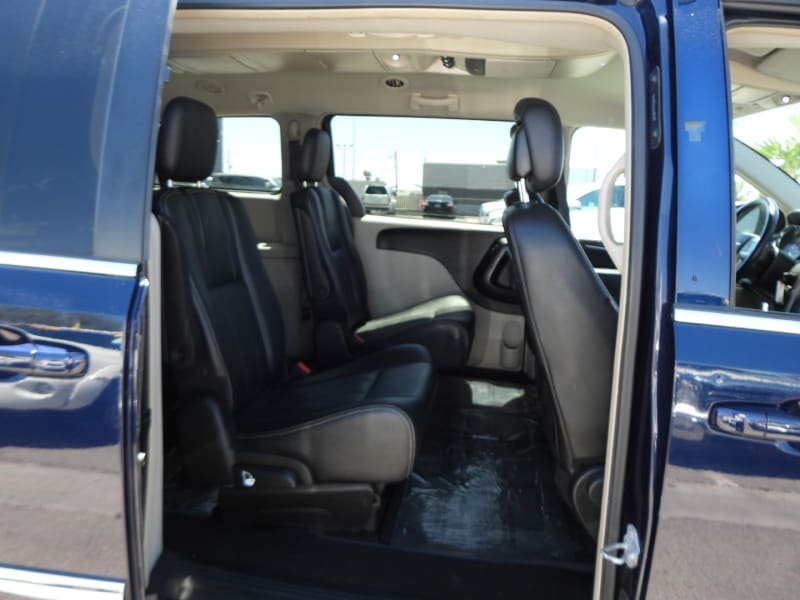 Chrysler Town & Country 2016 price $9,995