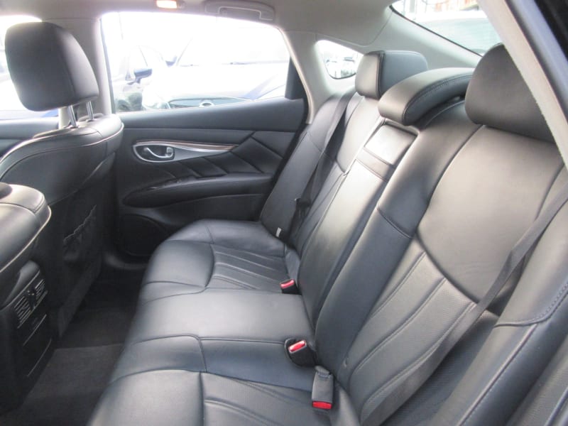 Infiniti Q70 2015 price $11,900