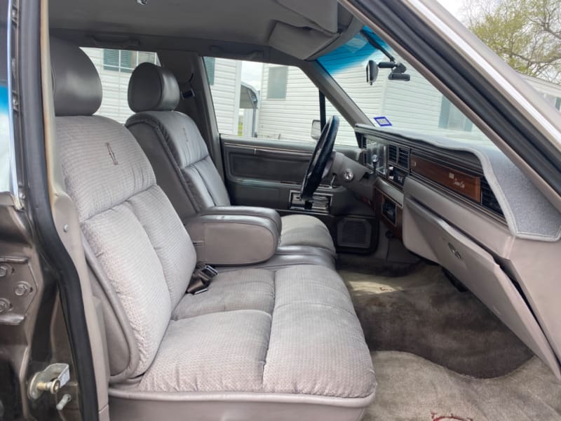 Lincoln Town Car 1988 price $13,000