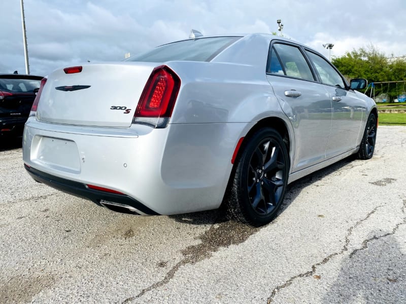 Chrysler 300 2023 price $29,995