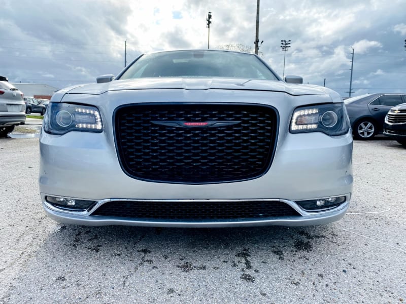 Chrysler 300 2023 price $29,995