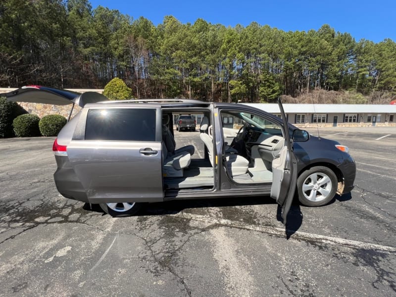 Toyota Sienna 2011 price $10,900