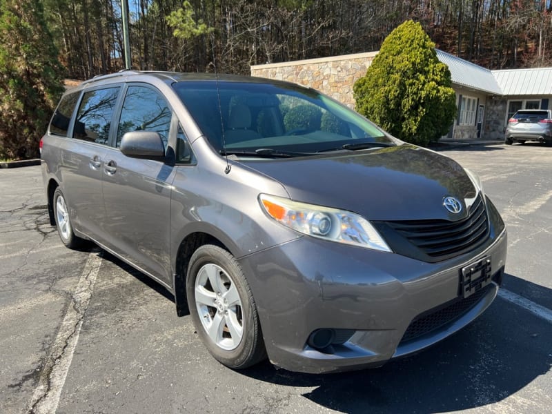 Toyota Sienna 2011 price $10,900