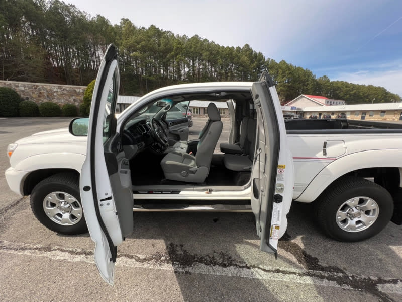 Toyota Tacoma 2013 price $18,900