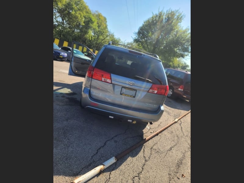 TOYOTA SIENNA 2004 price $900 Down