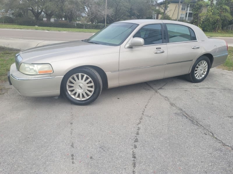 LINCOLN TOWN CAR 2003 price $2,500