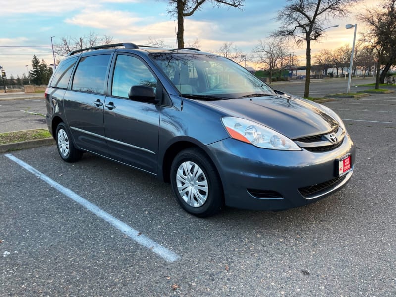 Toyota Sienna 2009 price $8,950