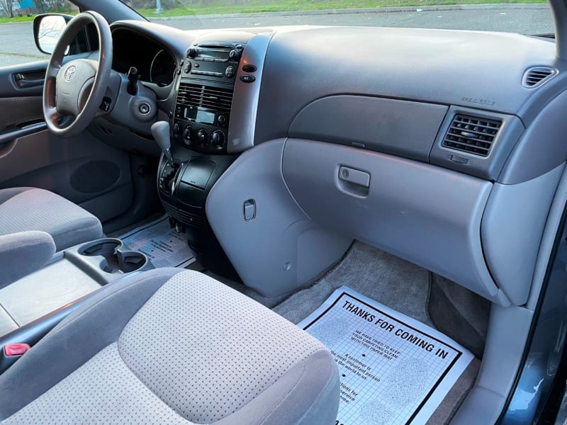 Toyota Sienna 2009 price $8,950