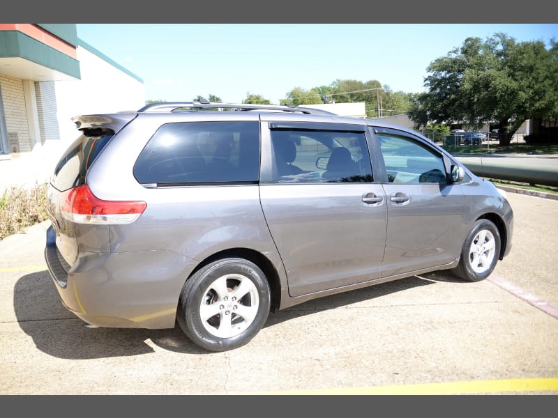 Toyota Sienna 2011 price $10,984