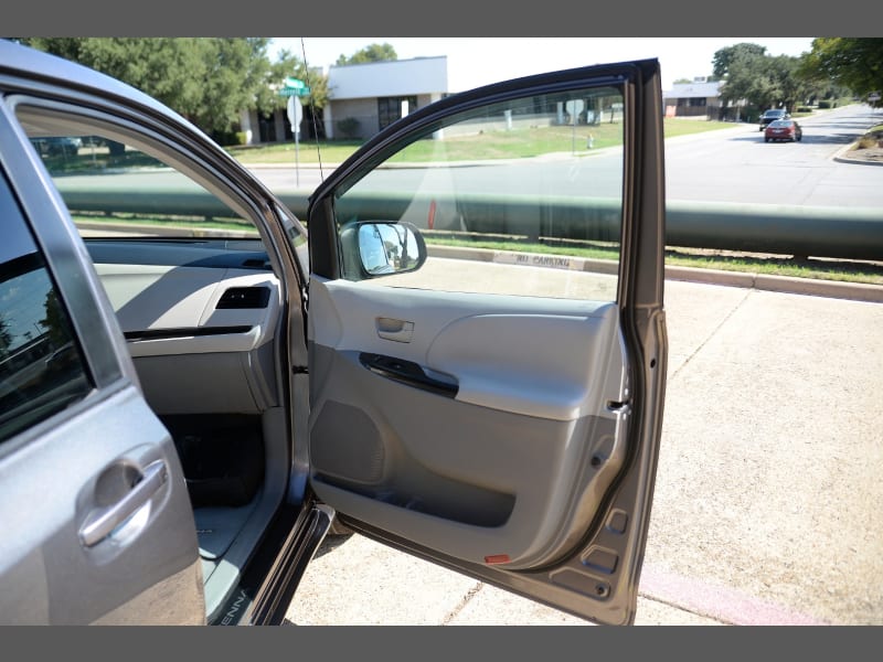 Toyota Sienna 2011 price $10,984