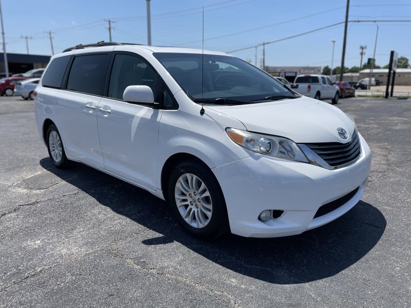 Toyota Sienna 2014 price $17,995