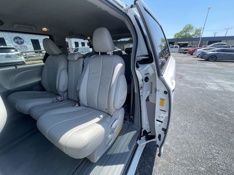 Toyota Sienna 2014 price $18,995