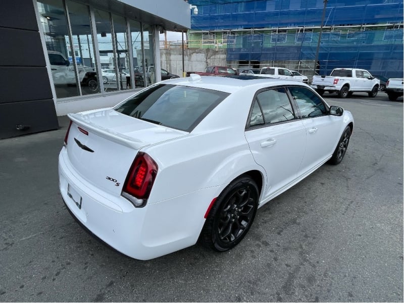 Chrysler 300 2022 price $39,688