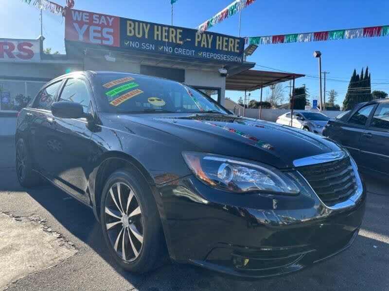 Chrysler 200 Series 2013 price $9,495