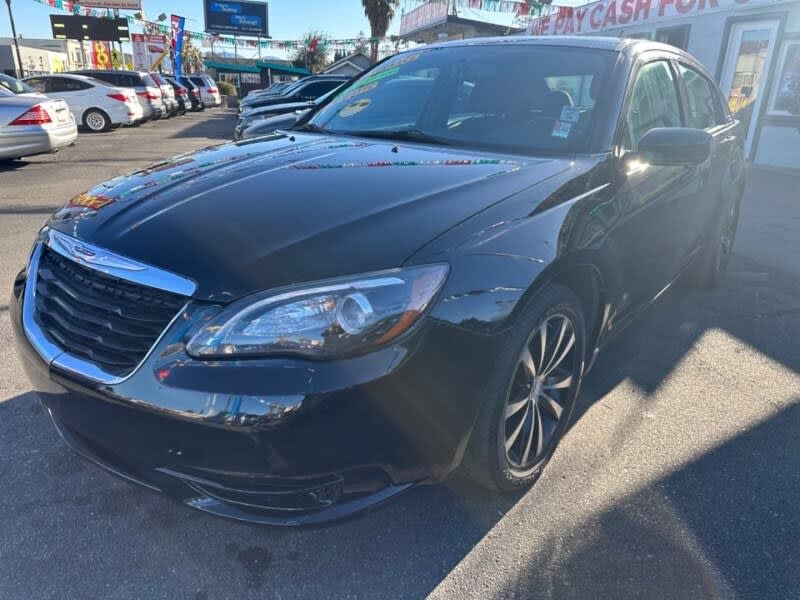 Chrysler 200 Series 2013 price $9,495