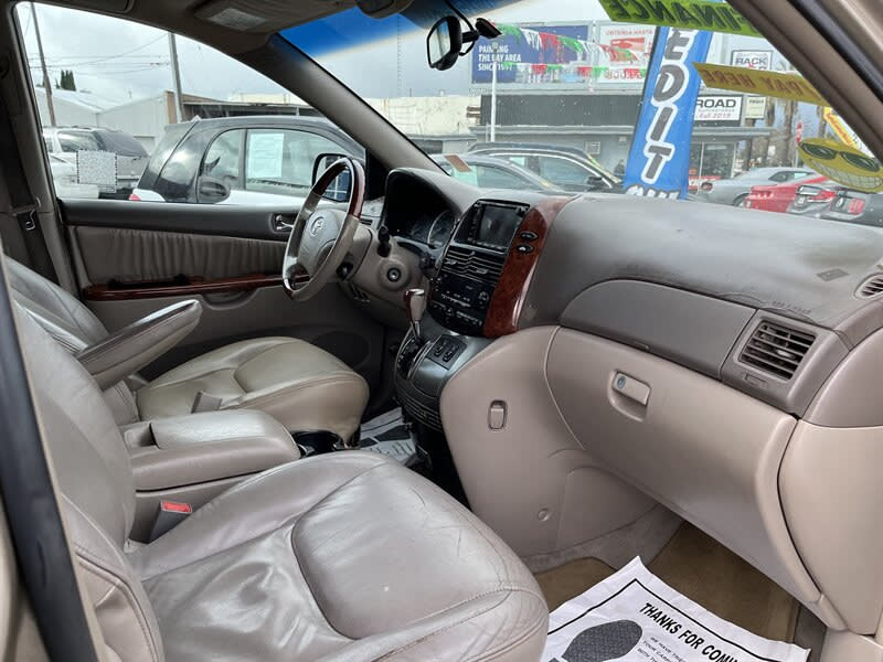 Toyota Sienna 2004 price $8,995