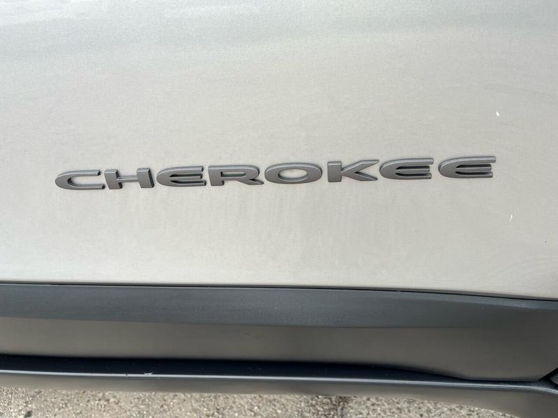 Jeep Cherokee 2015 price $15,995