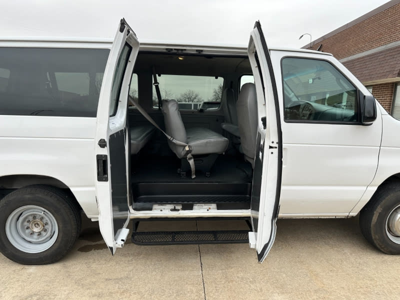 Ford XL Extended passenger van 2003 price $9,998