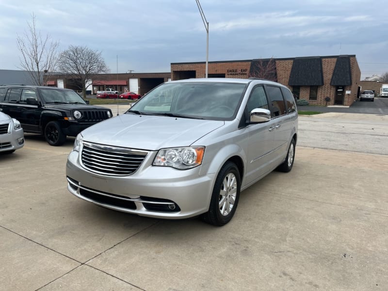 Chrysler Town & Country 2012 price $8,995