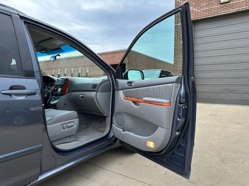 Toyota Sienna 2007 price $8,495