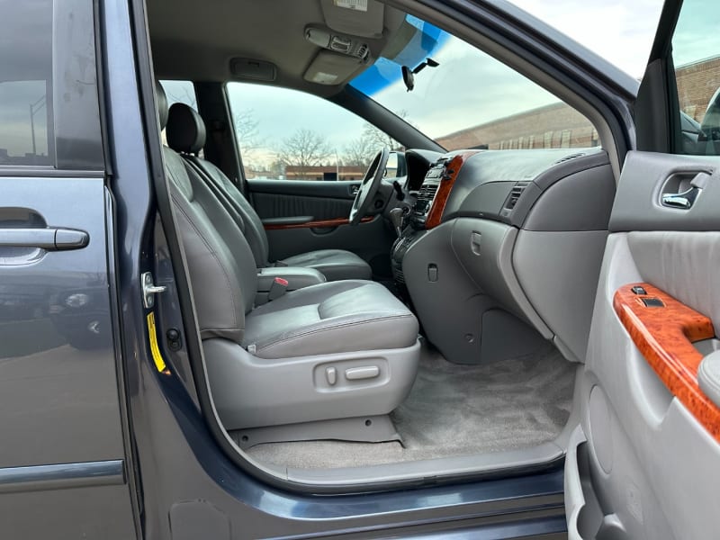 Toyota Sienna 2007 price $8,495