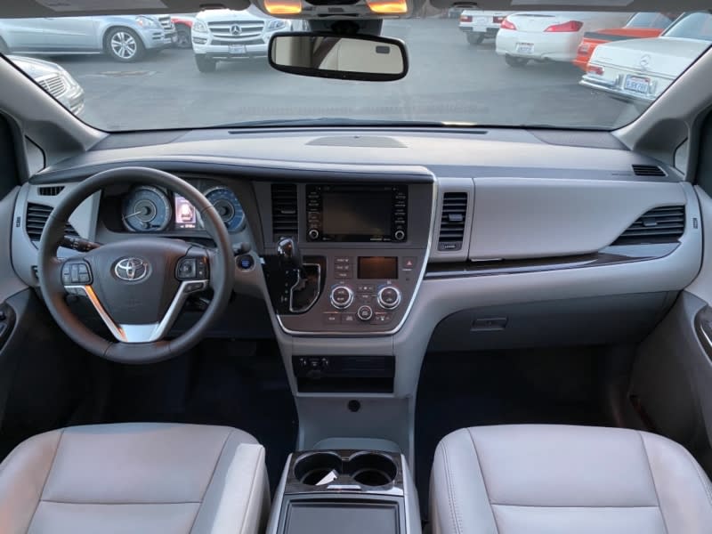 Toyota Sienna 2018 price $27,985