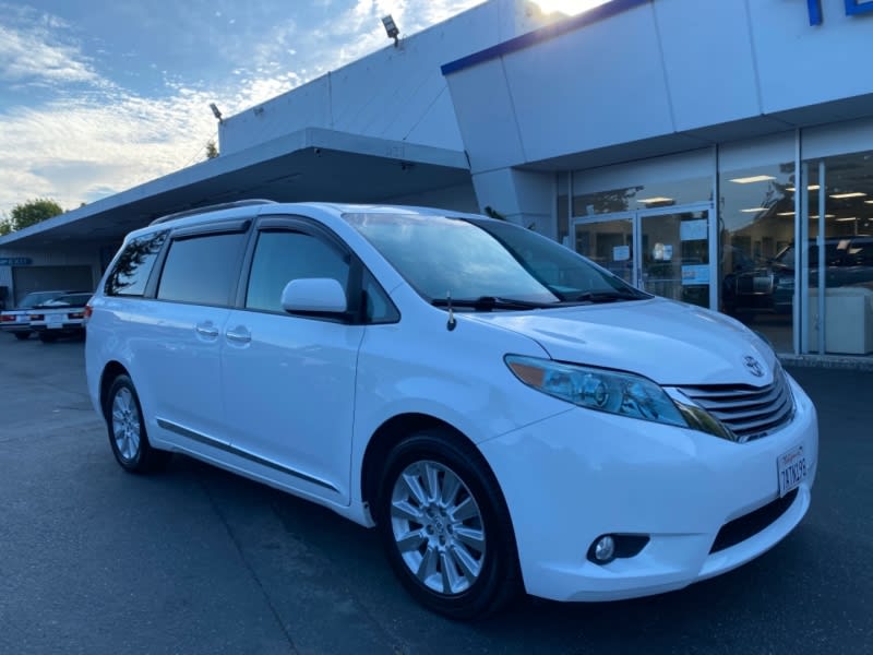 Toyota Sienna 2013 price $18,900