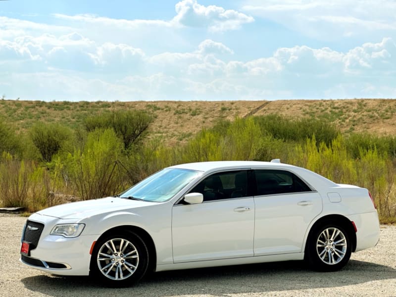 Chrysler 300 2017 price $14,978