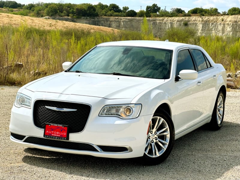 Chrysler 300 2017 price $14,978