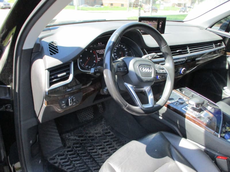 Audi Q7 2017 price $13,900