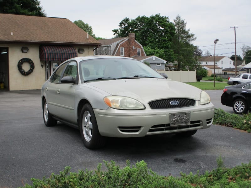 Ford Taurus 2005 price $2,800