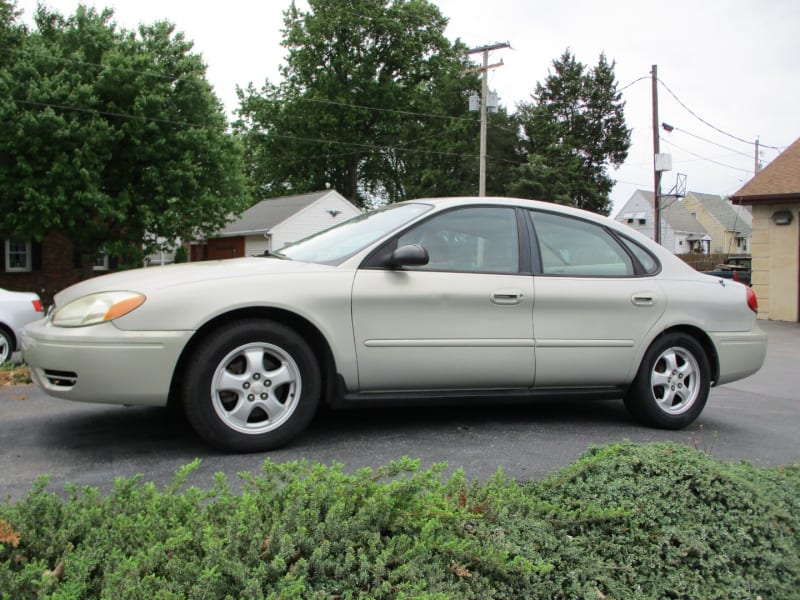 Ford Taurus 2005 price $2,800