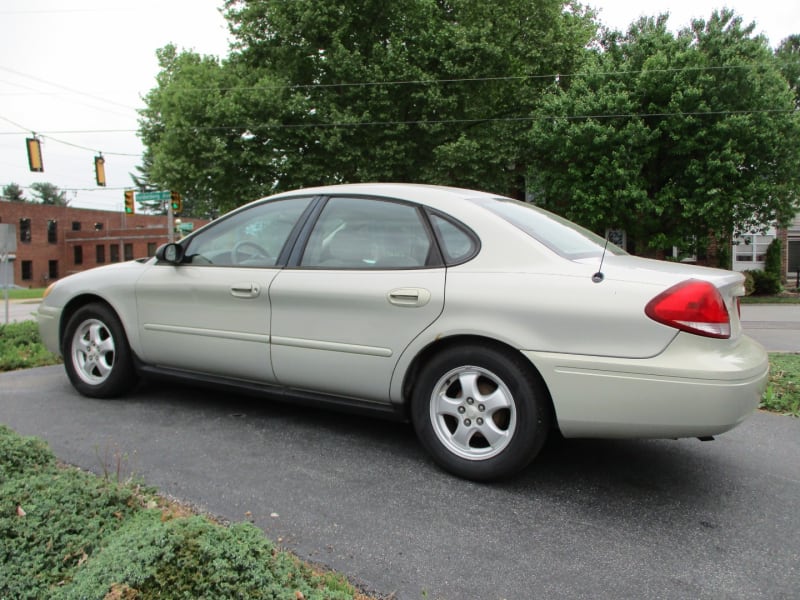 Ford Taurus 2005 price $2,800