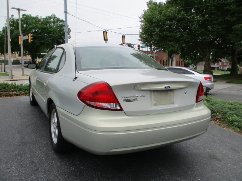 Ford Taurus 2005 price $2,800