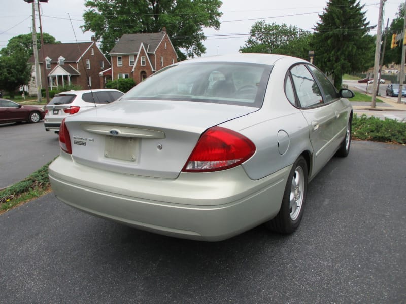 Ford Taurus 2005 price $2,800