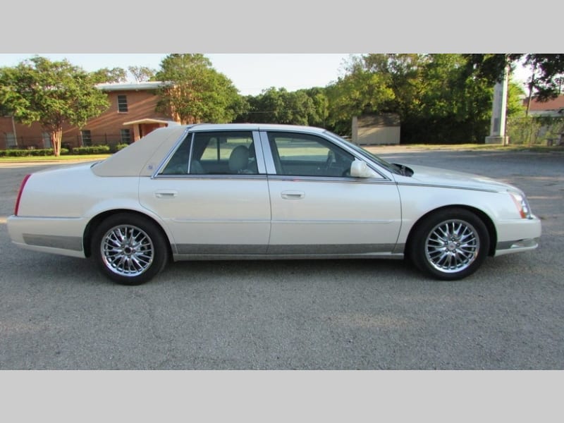 Cadillac DTS 2011 price $9,200