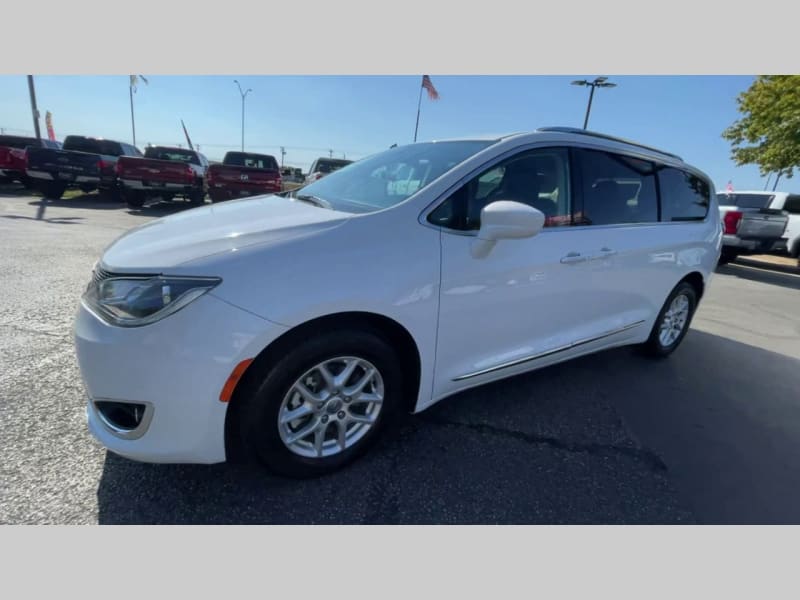 Chrysler Pacifica 2020 price $28,000