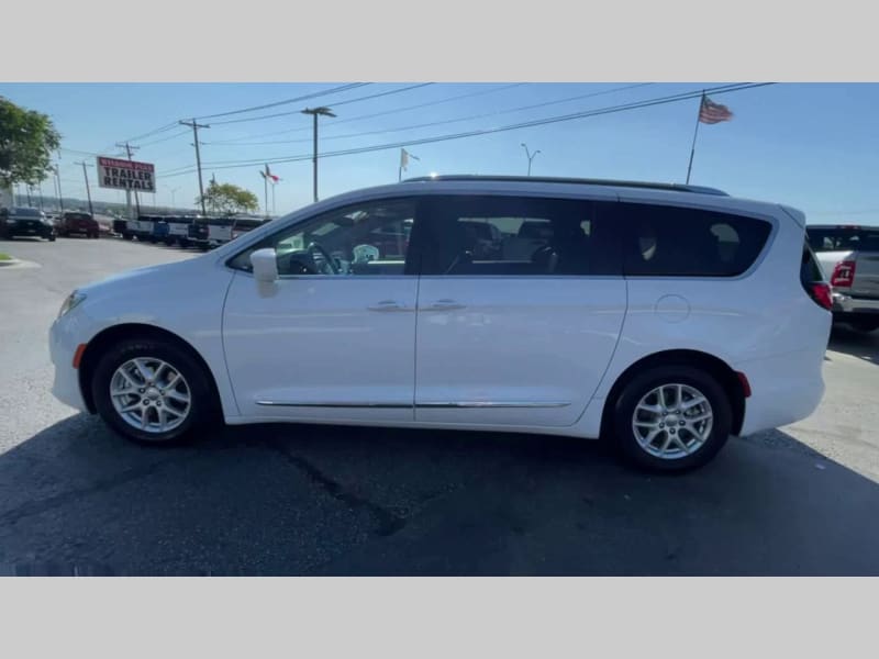 Chrysler Pacifica 2020 price $28,000