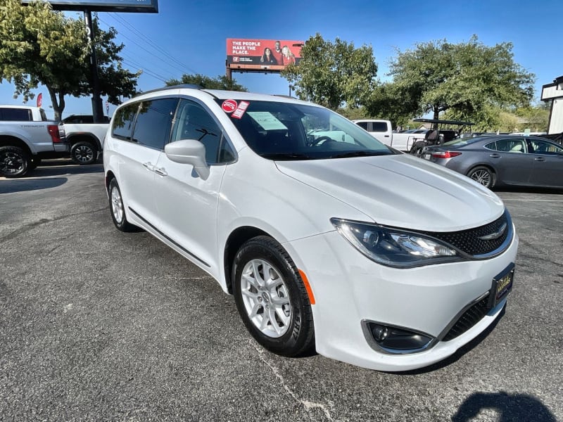 Chrysler Pacifica 2020 price $28,000