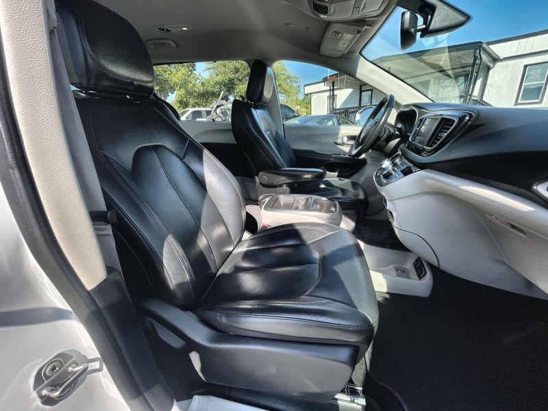 Chrysler Pacifica 2020 price $28,000