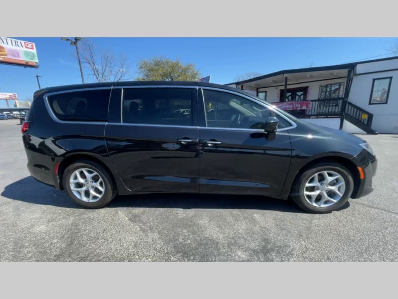 Chrysler Pacifica 2018 price $19,500