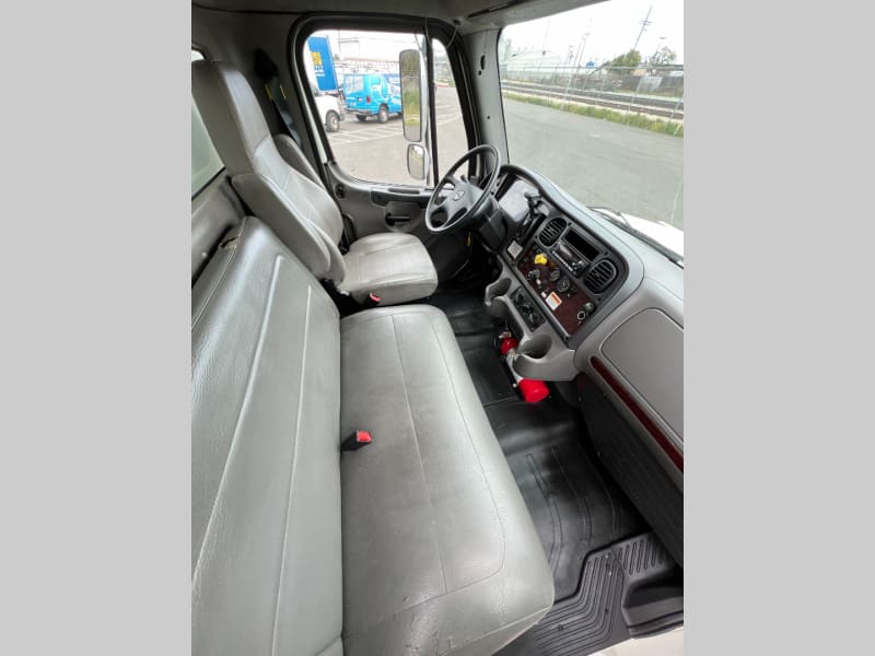 Freightliner M2 Box Truck 26ft 2017 price $42,000