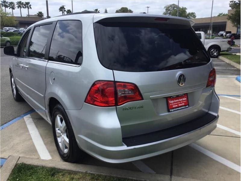 Volkswagen Routan 2011 price $9,995