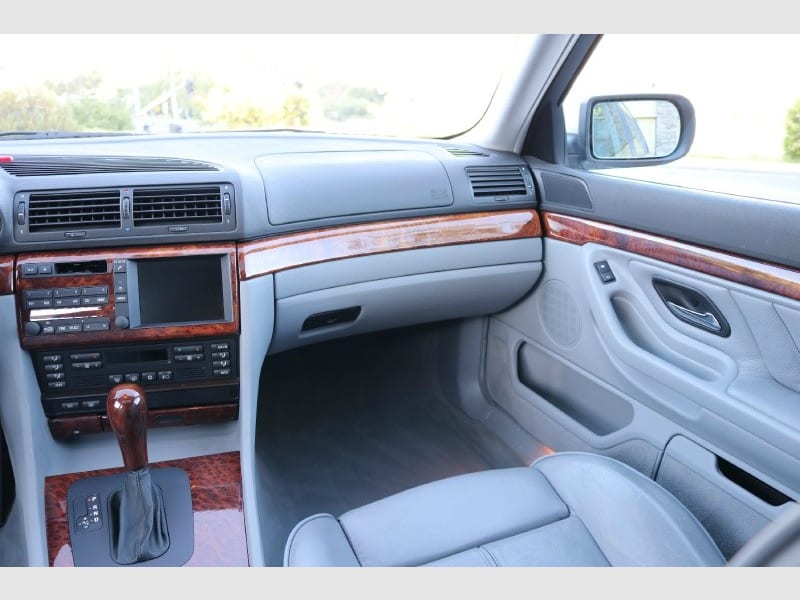 BMW 7-Series 2000 price $9,800