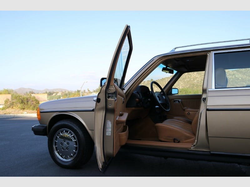 Mercedes-Benz 300 Series 1983 price $29,250