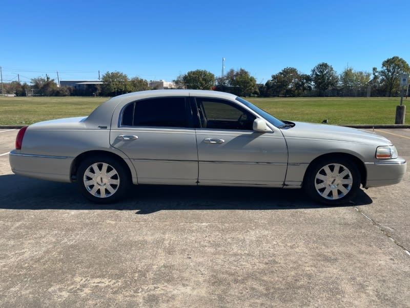 Lincoln Town Car 2005 price $5,300