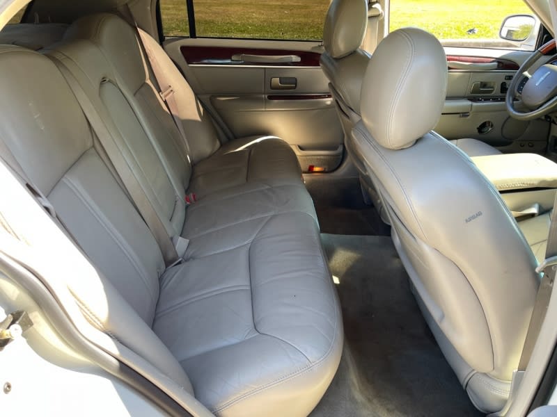 Lincoln Town Car 2005 price $5,300