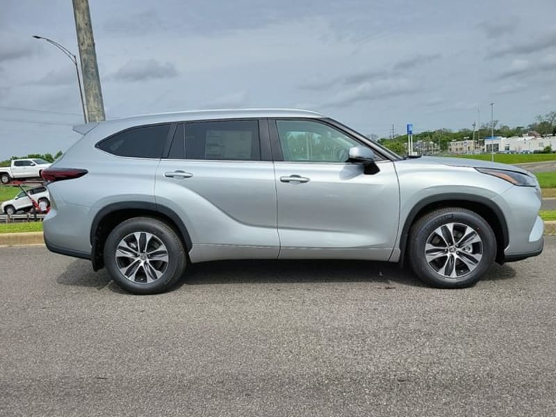 Toyota Highlander 2024 price $43,573